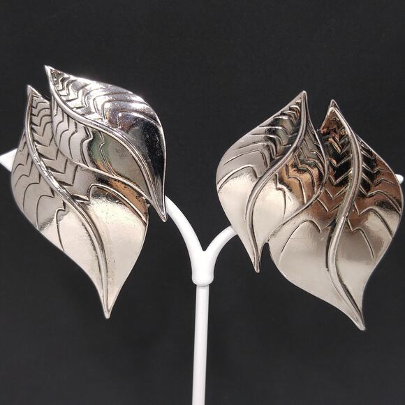 Laurel Burch Two Leaves Clip Earrings, Rhodium Plated, 1980s Vintage Jewelry - Picture 2 of 10